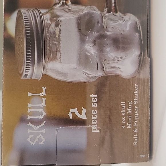 Skull Salt and Pepper Shaker Set. Unopened. Circleware 4oz 2 Piece Set. - Picture 3 of 7